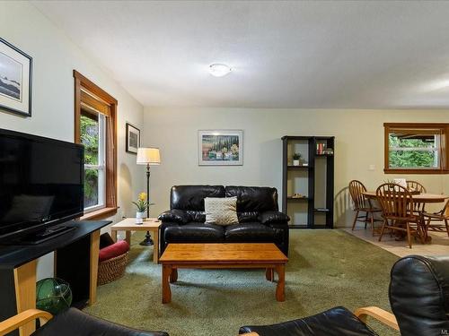 901 Sandpiper Pl, Tofino, BC - Indoor Photo Showing Living Room