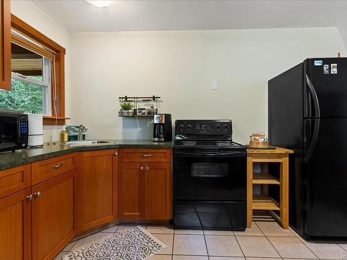 901 Sandpiper Pl, Tofino, BC - Indoor Photo Showing Kitchen