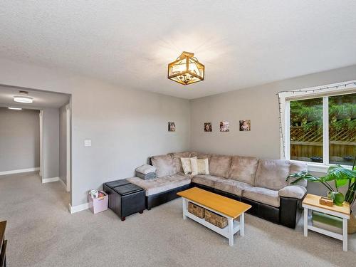 1375 Algonkin Rd, Duncan, BC - Indoor Photo Showing Living Room