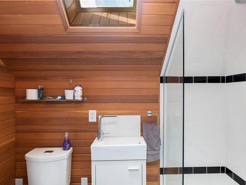 2239 Shawnigan Lake Rd, Shawnigan Lake, BC - Indoor Photo Showing Bathroom