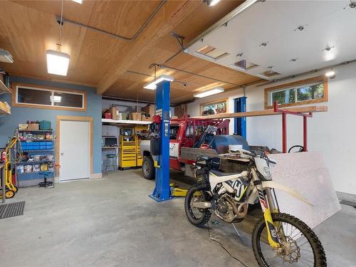 2239 Shawnigan Lake Rd, Shawnigan Lake, BC - Indoor Photo Showing Garage