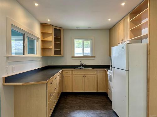 2239 Shawnigan Lake Rd, Shawnigan Lake, BC - Indoor Photo Showing Kitchen With Double Sink