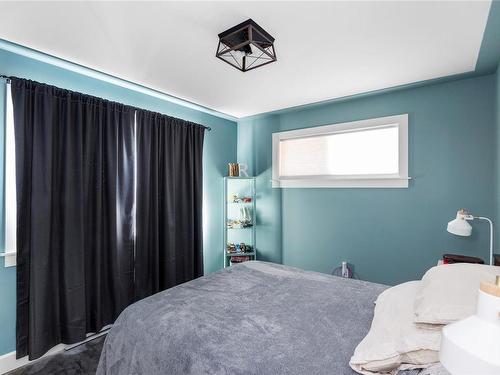 2239 Shawnigan Lake Rd, Shawnigan Lake, BC - Indoor Photo Showing Bedroom