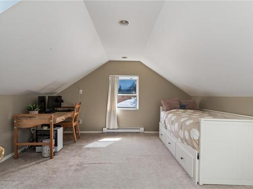81 Regina Ave, Saanich, BC - Indoor Photo Showing Bedroom