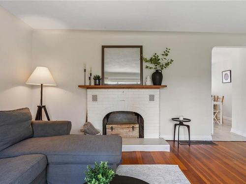 81 Regina Ave, Saanich, BC - Indoor Photo Showing Living Room With Fireplace