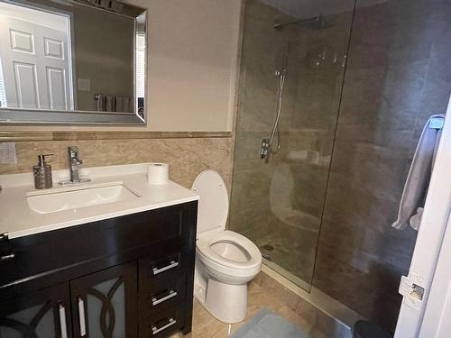 1010-8111 Yonge St, Markham, ON - Indoor Photo Showing Bathroom