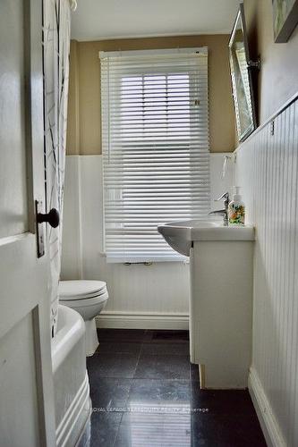 24 Henry St, Barrie, ON - Indoor Photo Showing Bathroom