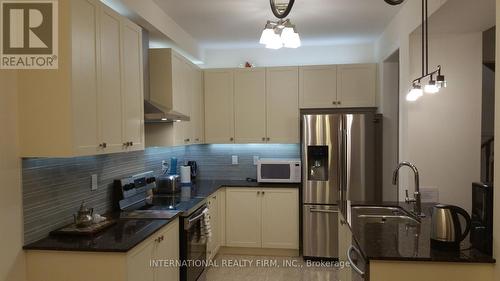 38 Brookfam Street E, Richmond Hill, ON - Indoor Photo Showing Kitchen With Upgraded Kitchen