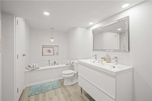 477 Winchester Street, Winnipeg, MB - Indoor Photo Showing Bathroom