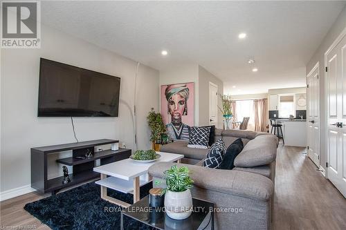 41 - 253 Chapel Hill Drive, Kitchener, ON - Indoor Photo Showing Living Room