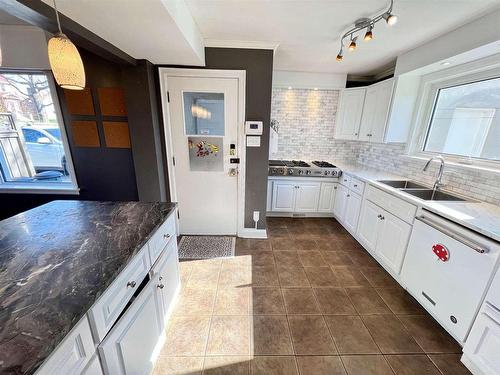 209 Winnipeg Avenue, Thunder Bay, ON - Indoor Photo Showing Kitchen With Double Sink With Upgraded Kitchen