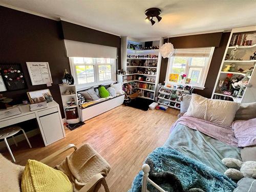 209 Winnipeg Avenue, Thunder Bay, ON - Indoor Photo Showing Living Room
