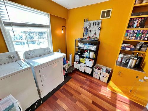 209 Winnipeg Avenue, Thunder Bay, ON - Indoor Photo Showing Laundry Room