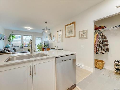 1-1146 Caledonia Ave, Victoria, BC - Indoor Photo Showing Kitchen With Double Sink