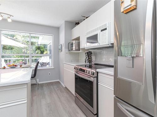 3446 Arbutus Dr South, Cobble Hill, BC - Indoor Photo Showing Kitchen