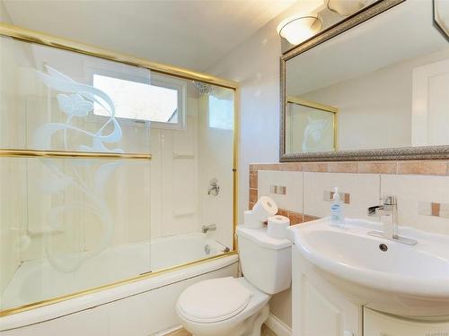 1661 Mortimer St, Saanich, BC - Indoor Photo Showing Bathroom