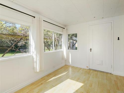 1661 Mortimer St, Saanich, BC - Indoor Photo Showing Other Room