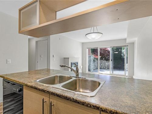 101-1618 North Dairy Rd, Saanich, BC - Indoor Photo Showing Kitchen With Double Sink