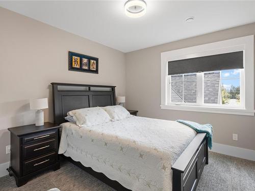 663 Park Rd, Qualicum Beach, BC - Indoor Photo Showing Bedroom