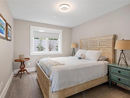 663 Park Rd, Qualicum Beach, BC - Indoor Photo Showing Bedroom