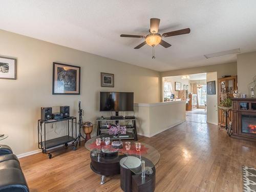 217 Howard Ave, Nanaimo, BC - Indoor Photo Showing Living Room