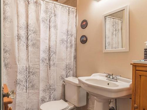 217 Howard Ave, Nanaimo, BC - Indoor Photo Showing Bathroom