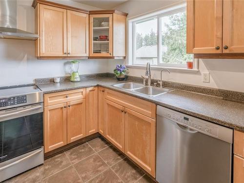 66 Roberta Rd West, Nanaimo, BC - Indoor Photo Showing Kitchen With Double Sink