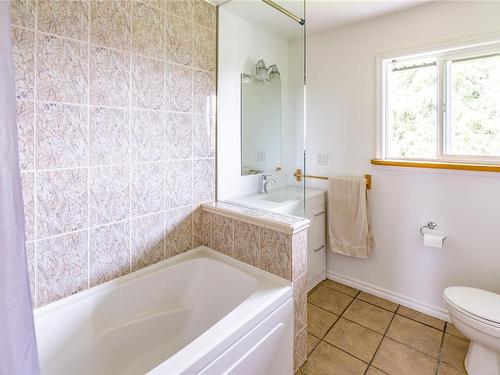 66 Roberta Rd West, Nanaimo, BC - Indoor Photo Showing Bathroom