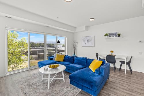 307-1083 Klo Road, Kelowna, BC - Indoor Photo Showing Living Room