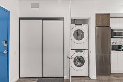 307-1083 Klo Road, Kelowna, BC - Indoor Photo Showing Laundry Room