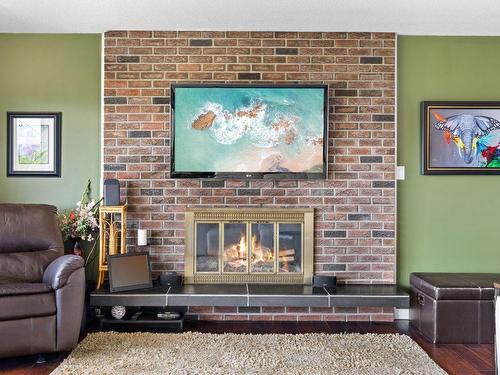 1125 Gregory Road, West Kelowna, BC - Indoor Photo Showing Living Room With Fireplace
