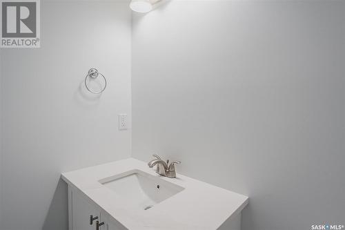 413 L Avenue S, Saskatoon, SK - Indoor Photo Showing Bathroom