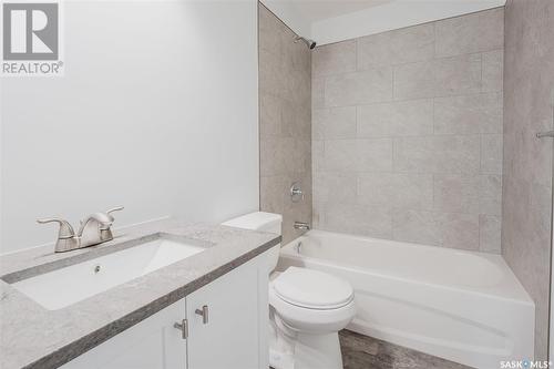 413 L Avenue S, Saskatoon, SK - Indoor Photo Showing Bathroom