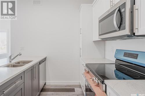 413 L Avenue S, Saskatoon, SK - Indoor Photo Showing Kitchen With Double Sink