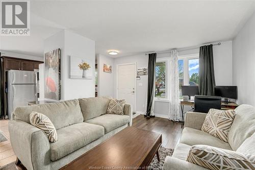 1465 Foster Avenue, Windsor, ON - Indoor Photo Showing Living Room