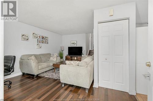 1465 Foster Avenue, Windsor, ON - Indoor Photo Showing Living Room