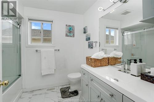 1465 Foster Avenue, Windsor, ON - Indoor Photo Showing Bathroom