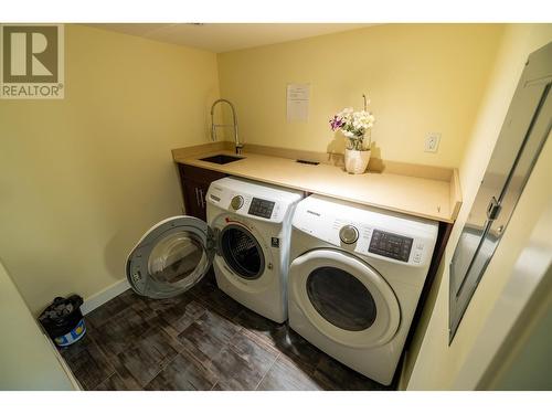 3356 Parkview Crescent, Prince George, BC - Indoor Photo Showing Laundry Room