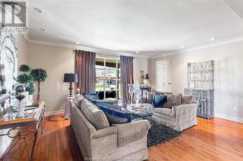 9590 Kerby Road, Windsor, ON - Indoor Photo Showing Living Room
