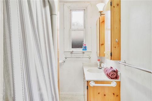 26 Brodick Street, Hamilton, ON - Indoor Photo Showing Bathroom