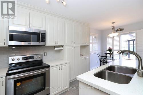 5817 Questman Hollow, Mississauga, ON - Indoor Photo Showing Kitchen With Double Sink