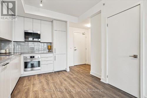 1005 - 297 Oak Walk Drive, Oakville, ON - Indoor Photo Showing Kitchen With Upgraded Kitchen