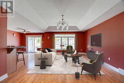 297 Thorn Drive, Strathroy-Caradoc, ON - Indoor Photo Showing Living Room