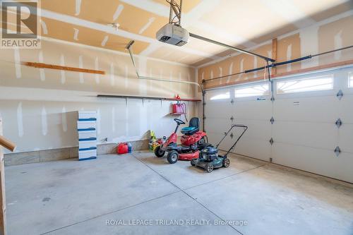 297 Thorn Drive, Strathroy-Caradoc, ON - Indoor Photo Showing Garage