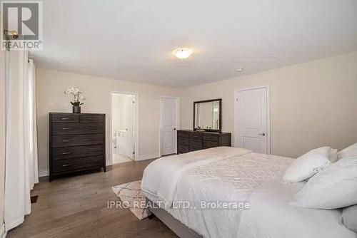 95 Kennedy Boulevard, New Tecumseth, ON - Indoor Photo Showing Bedroom