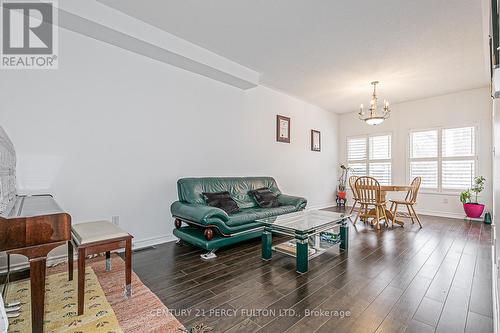 208 Penndutch Circle, Whitchurch-Stouffville, ON - Indoor Photo Showing Living Room