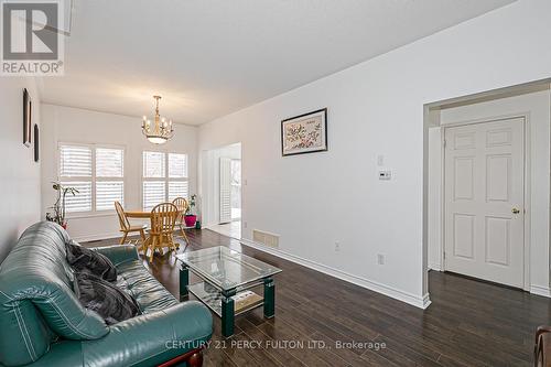 208 Penndutch Circle, Whitchurch-Stouffville, ON - Indoor Photo Showing Living Room
