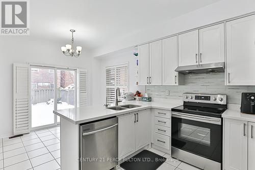 208 Penndutch Circle, Whitchurch-Stouffville, ON - Indoor Photo Showing Kitchen With Double Sink With Upgraded Kitchen