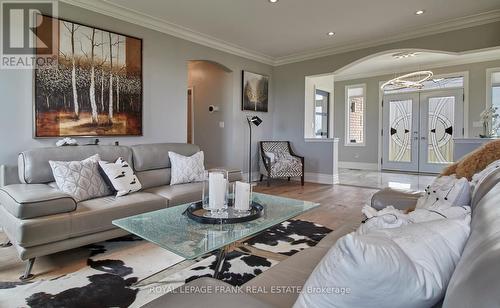 5387 Sutter Creek Drive, Hamilton Township, ON - Indoor Photo Showing Living Room