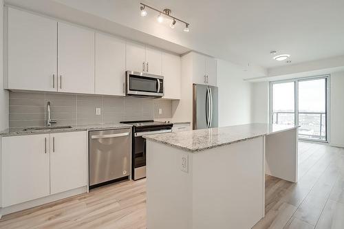 345 Wheat Boom Drive|Unit #813, Oakville, ON - Indoor Photo Showing Kitchen With Stainless Steel Kitchen With Upgraded Kitchen
